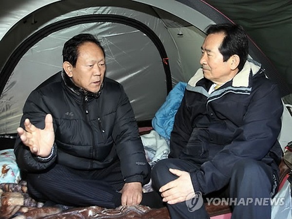 ▲ 전 북한외교관 홍순경씨와 대화를 나누고 있는 정세균 의원.  ⓒ 연합뉴스