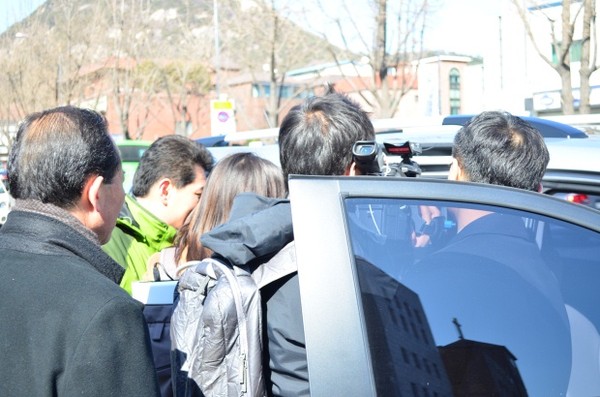 ▲ 정세균 민주통합당 의원의 차량을 막아서고 인터뷰를 요청하는 기자들.  ⓒ뉴데일리