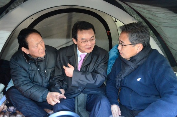 ▲ 왼쪽부터 전 북한외교관 홍순경(단식 2일째), 홍사덕 새누리당 의원, 박 진 새누리당 의원.  ⓒ뉴데일리