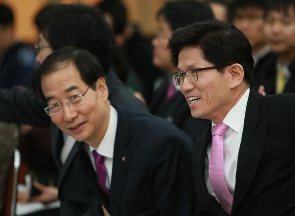 ▲ 한 회장 이날 강의에 앞서 김문수 경기지사와 담소를 나누고 있다. ⓒ 뉴데일리