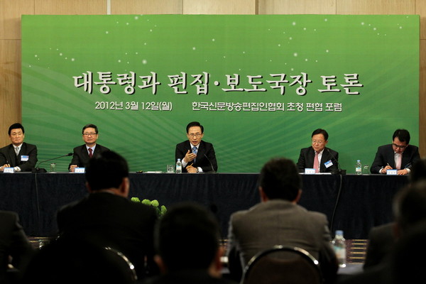 ▲ 이명박 대통령이 12일 양재동 서울교육문화회관에서 열린 '대통령과 편집.보도국장 토론회'에서 질의.응답을 하고 있다. ⓒ 청와대