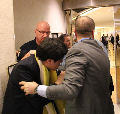 ▲ [제네바=김태민 특파원] 12일(현지시간) 오전 스위스 제네바 유엔 인권이사회 회의장에서 보안요원들이 새누리당 안형환 의원을 벽에 밀어 붙이고 있다. ⓒ뉴데일리