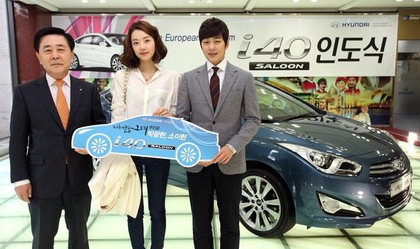 ▲ ⓒ현대차 판매사업부장 곽진 전무(왼쪽)와 탤런트 박광현 소이현.