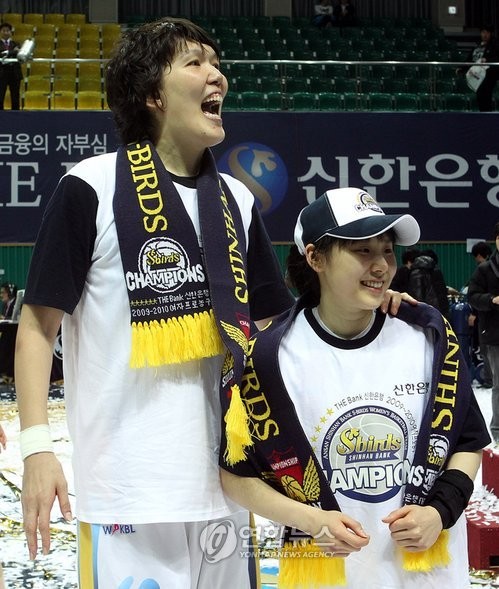 ▲ 2010년 4년연속 통합우승을확정짓고 안산와동체육관에서 웃음짓고 있는 하은주(왼쪽)와 최윤아.