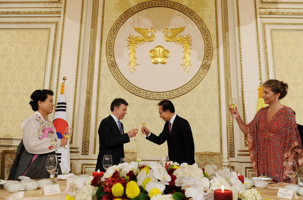 ▲ 이명박 대통령 내외가 지난해 한국을 방문한 콜롬비아 미구엘 산토스 대통령 내외와 건배를 하고 있다. ⓒ 자료사진