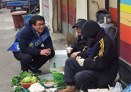 ▲ 김찬영 후보가 구미에 있는 한 시장에서 유권자들과 대화를 나누고 있다.ⓒ
