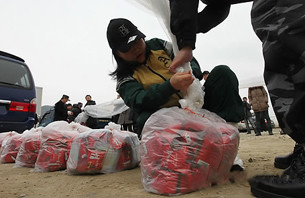 탈북자단체 회원들이 인천시 강화군 강화역사박물관 주차장에서 북한으로 날려 보낼 초코파이 꾸러미를 대형풍선에 매달고 있는 모습.ⓒ연합뉴스