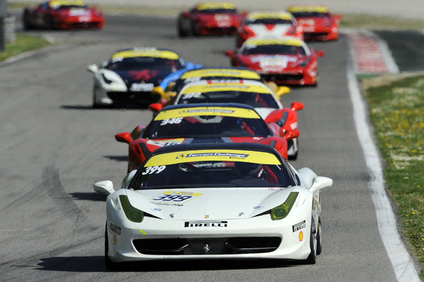 ▲ 페라리 챌린지 레이스의 한 장면. 전문 드라이버와 페라리 오너들이 함께 참여하는 레이싱이다.