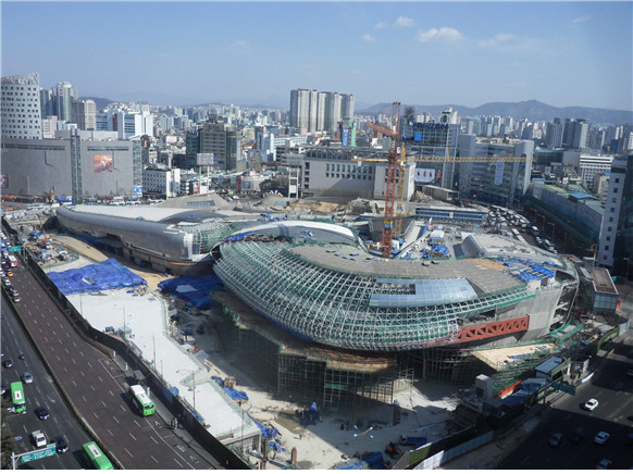 ▲ 위용 드러낸 동대문디자인플라자. 외장 패널 설치공사가 한창이다.ⓒ 사진 연합뉴스