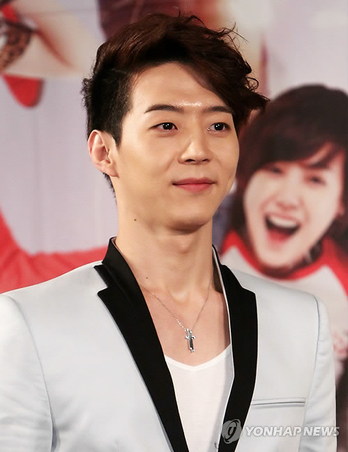 ▲ 박유환이 13일 오전 서울 영등포구 여의도동 63빌딩에서 열린 채널A 뮤직 드라마 'K-팝 최강 서바이벌' 제작발표회에서 포토타임을 갖고 있다. ⓒ 연합뉴스