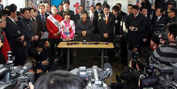 ▲ 새누리당 박근혜 비상대책위원장이 4ㆍ11총선을 한 달 앞둔 13일 오후 격전지인 부산 사상구를 찾아 문재인 민주통합당 상임고문과 맞붙는 손수조 후보와 만났다. ⓒ 연합뉴스