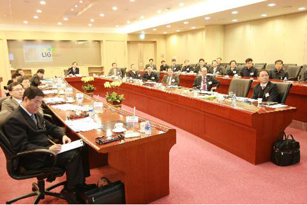 ▲ 노대래 방사청장이 13일 LIG넥스원을 방문해 관계자들로부터 설명을 듣고 있다.