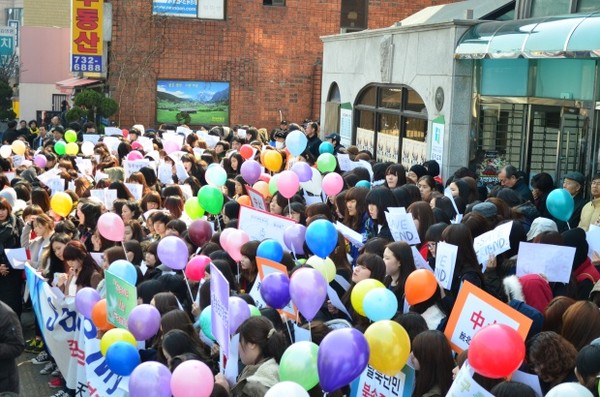 ▲ 1시 반부터 북적이던 옥인교회 앞.