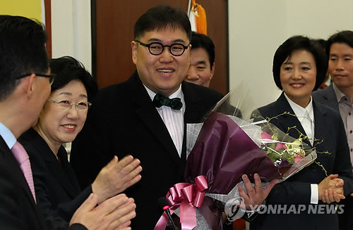 ▲ '나꼼수' 멤버인 김용민씨가 민주통합당에 입당, 14일 오전 국회 당 대표실에서 한명숙 대표와 소속 의원들에게 인사를 받고 기뻐하고 있다. ⓒ연합뉴스