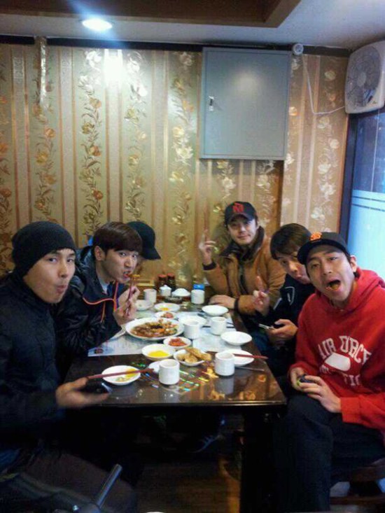 ▲ 국내 최장수 아이돌그룹 신화 멤버들이 동네 오빠로 변신했다. ⓒ 신화컴퍼니 공식트위터