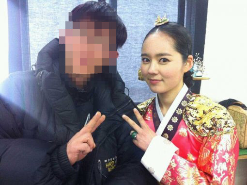 ▲ 배우 한가인이 중전의상을 입은 모습을 공개해 화제다. ⓒ 해품달 스태프 트위터