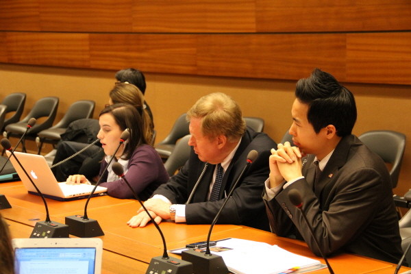 ▲ 13일(현지시간) 로버트 킹 미국 대북인권특사가 국제 NGO 단체가 주관한 북한인권회의에 참석해 탈북자 김혜숙 씨의 증언을 듣고 있다.   ⓒ 뉴데일리