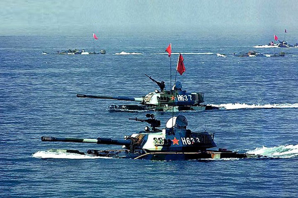 ▲ 상륙훈련을 하고 있는 중국 인민해방군 해군육전대의 수륙양용 전차.