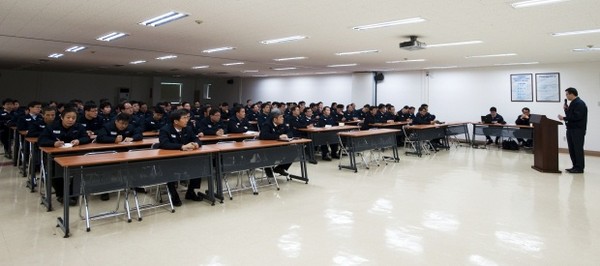 ▲ 인력∙관리부문장 박차규 전무가 회사 현황에 대해 직원들에게 설명하고 있다.