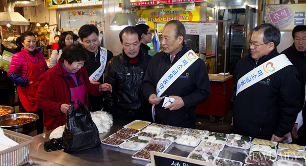 ▲ 온누리 상품권으로 물건을 구입하는 미소금융 김승유 이사장(오른쪽에서 두번째) 조인희 사무처장(가장 오른쪽) ⓒ뉴데일리