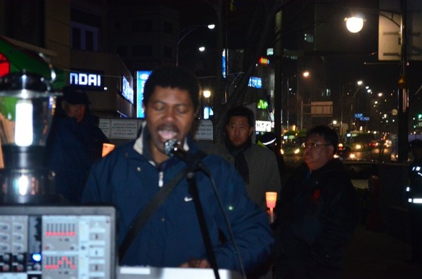 ▲ 아프리카 콩고 난민이 직접 노래와 연주를 하고 있다.