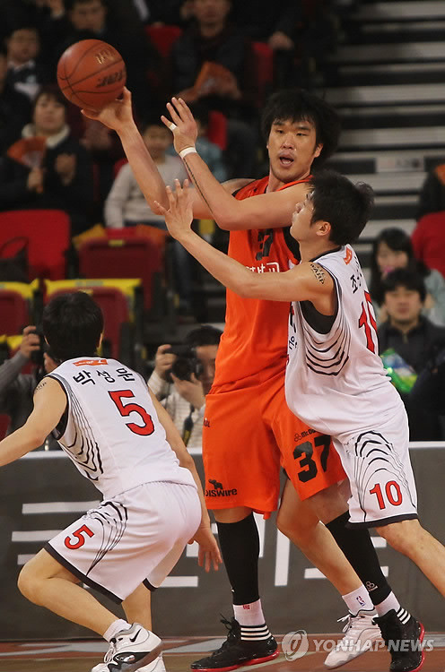 ▲ KT의 박성문이 조성민이 수비하는 '무적' 주태수를 혐력수비하기 위해 다가서고 있다.