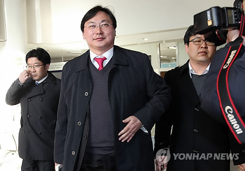 ▲ 이화영 전 열린우리당 의원이 8일 오후 서초동 서울지방법원에서 열린 영장실질심사를 마치고 법원을 나서고 있다. 민주통합당 강원 동해·삼척 공천을 받았던 이 전 의원은 결국 15일 공천이 취소됐다. ⓒ 연합뉴스