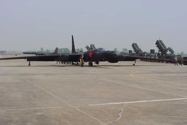 ▲ 주한 美공군기지에 주기 중인 고공정찰기 U-2S의 모습. 90년대 말 SR-71이 퇴역한 뒤에는 유일한 유인정찰기로 활약하고 있다.