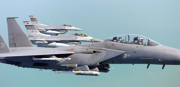 ▲ 미공군의 F-16과 함께 편대비행 중인 F-15K. 뒷좌석에서 정승조 합참의장이 손을 흔들고 있다.
