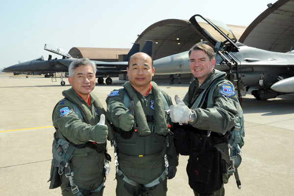 ▲ 편대비행을 마친 뒤 포즈를 취한 한미 연합공군 수뇌부. 왼쪽부터 박신규 공군작전사령관, 정승조 합참의장, 장 마크 조아스 美7공군 사령관.