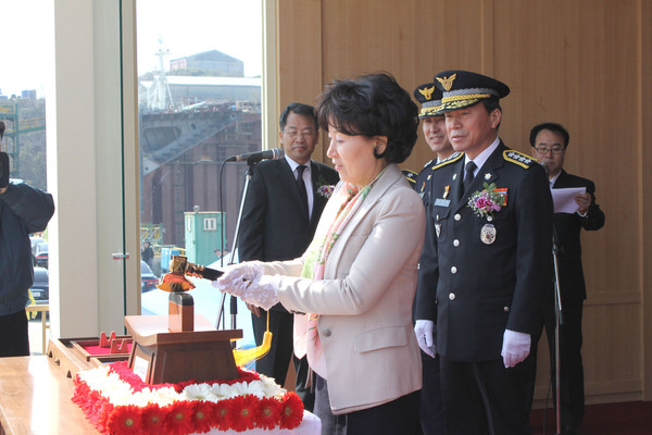 ▲ ⓒ스폰서인 서정주 여사(모강인 해양경찰청장 부인)가 도끼로 내리치는 세러머니를 하고 있다.