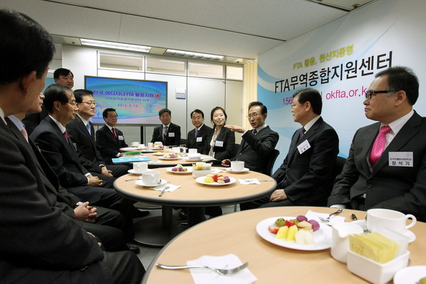 ▲ 이명박 대통령이 한미FTA가 발효된 15일 FTA무역종합지원센터를 방문해 정책 추진 경과를 보고 받고 있다.ⓒ청와대 제공