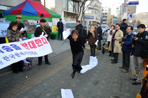 ▲ 이선 시인은 탈북자 강제북송 반대를 위한 시를 낭송하며 행위예술도 선보였다.
