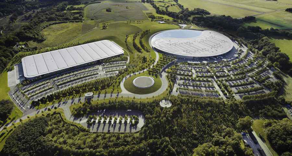 ▲ 맥라렌의 새 생산공장을 내려다 본 모습. 지붕 대부분이 유리로 되어 있어 연료를 절약하는 것은 물론 환경오염도 최소화했다.