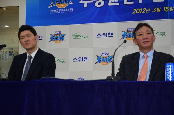 ▲ 추승균(왼쪽) 선수와 허 재 감독.