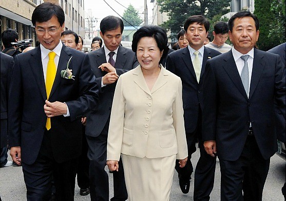 ▲ 노무현 전 대통령의 부인인 권양숙 여사(가운데)와 안희정 충남지사(왼쪽)가 대화를 나누고 있다. ⓒ뉴시스