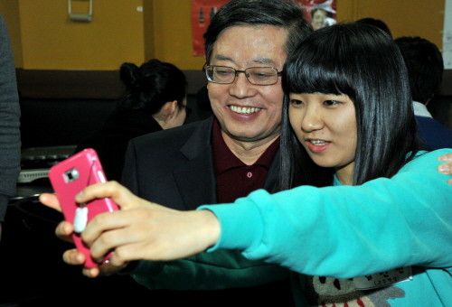 ▲ 김황식 국무총리가 지난 1월 총리실 페이스북 친구들과 만나 인증사진을 찍고 있다. ⓒ 자료사진