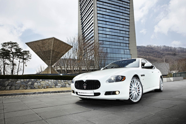 ▲ 반얀트리 클럽 앤 스파에 서 있는 마세라티 콰트로포르테 GT S.