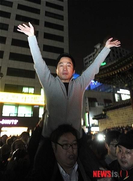 ▲ 민주통합당 노원갑 공천을 받은 나꼼수 진행자 김용민 후보가 동료 진행자 정봉주 전 의원을 어깨에 태우고 지나가고 있다. 김 후보는 나꼼수에서 "난 봉주형의 x이 될래"라는 등 수많은 비속어로 논란이 되고 있다. ⓒ 뉴시스