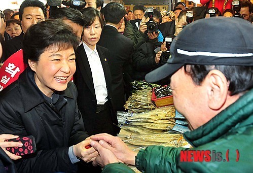 ▲ 16일 오전 새누리당 박근혜 비상대책위원장이 대전 중앙시장을 찾아 상인들과 인사를 나누고 있다.ⓒ뉴시스