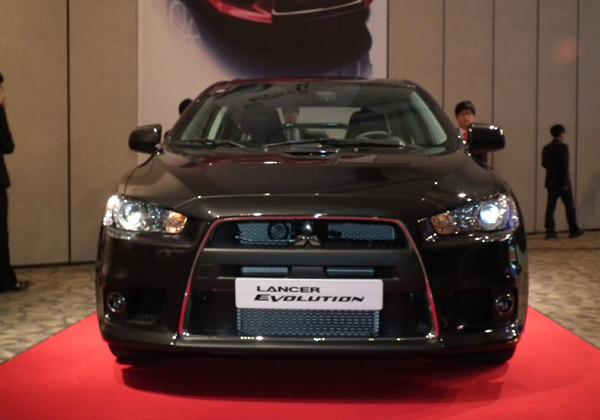 ▲ 미쓰비시가 자랑하는 랠리카 '랜서 에볼루션' 10기. 2.0리터 엔진에 터보차저를 장착, 297마력을 뿜어낸다. '봉인'만 풀면 300마력은 쉽게 넘긴다고 한다.