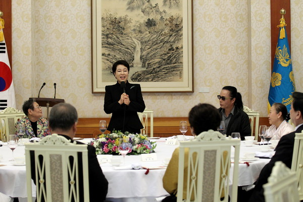 ▲ 16일 김윤옥 여사의 초청으로 열린 KBS 인기프로그램 남자의 자격 청춘합창단과의 오찬에서 김 여사가 반갑게 인사를 건네고 있다. ⓒ 청와대 제공