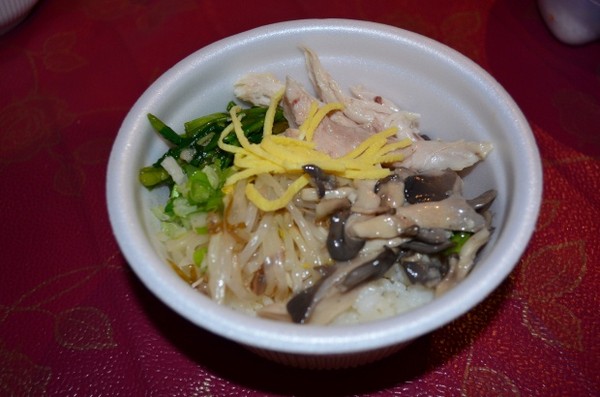 ▲ 닭 육수와 숙주나물, 닭고기, 버섯, 지단, 미나리, 밥을 같이 말아먹는 북한식 국밥.