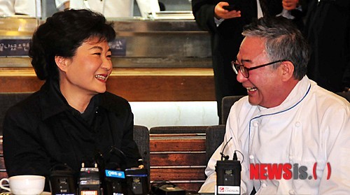 ▲ 16일 새누리당 박근혜 비상대책위원장이 감동인물 찾기 일환으로 대전시 중구 은행동 성심당을 방문, 임영진 대표와 이야기를 나누고 있다.ⓒ 뉴시스