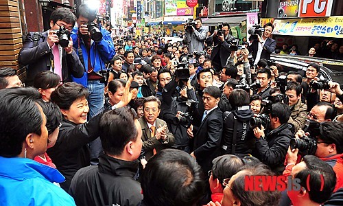 ▲ 16일 오전 새누리당 박근혜 비상대책위원장이 대전시 중구 으능정이 거리에서 시민들에게 인사를 하고 있다. ⓒ 뉴시스