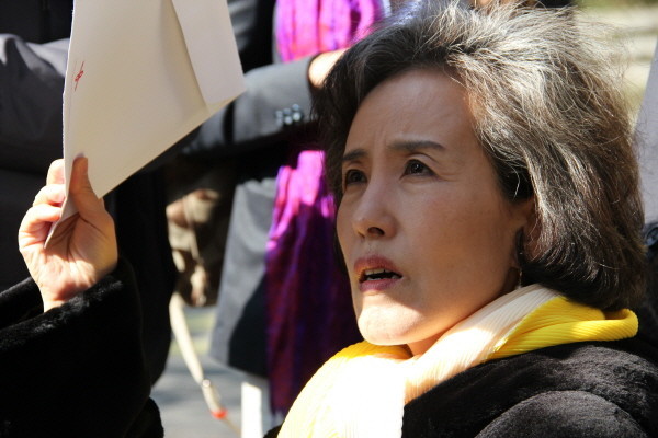 ▲ 자유선진당 박선영 의원이 14일(현지시각) 오전 제네바 유엔본부 앞에서 '탈북자 강제북송 저지' 가두시위를 벌이고 있다. ⓒ뉴데일리