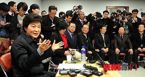 ▲ 16일 세종시 첫마을 남면출장소를 방문한 새누리당 박근혜 비상대책위원장이 첫마을 주민의 질문에 답하고 있다. ⓒ 뉴시스