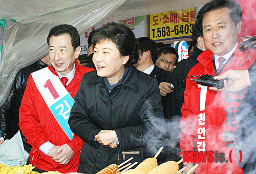 ▲ 새누리당 박근혜 비상대책위원장이 16일 오후 충남 천안중앙시장을 방문해 4·11총선 천안갑 전용학 예비후보(사진 오른쪽 첫번째), 천안을 김호연 의원과 함께 상인들과 인사를 나누고 있다. ⓒ 뉴시스