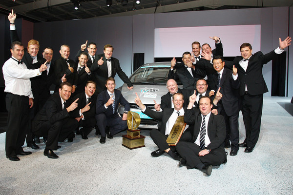 ▲ ⓒ알란 로스 현대차 남아공 대리점 사장(사진 왼쪽)과 직원들.