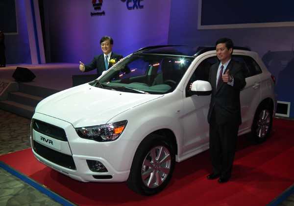 ▲ 16일 일산 킨텍스에서 열린 미쓰비시 자동차의 한국 재진출과 CXC 출범식에서 미쓰비시의 신형 SUV인 'RVR' 앞에서 마쓰고 오사무 미쓰비시 자동차 사장(왼쪽)과 헨리 조 CXC 대표(한국명 조현호, 오른쪽)가 포즈를 취하고 있다.